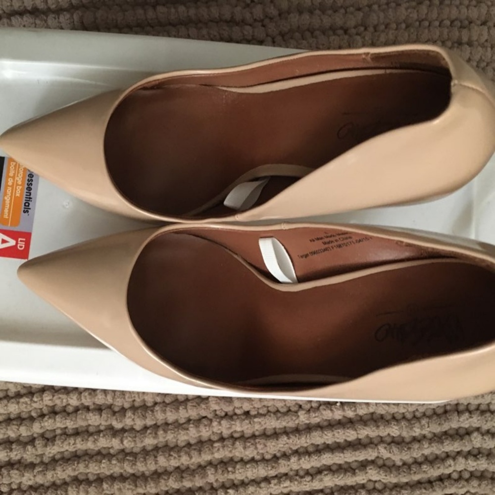 Size 8 Nude Mossimo Pumps